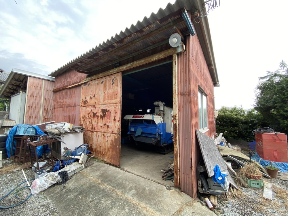 豊川市市田町 痛みが目立つ農業用倉庫をトタン張替え・屋根塗装で蘇りました