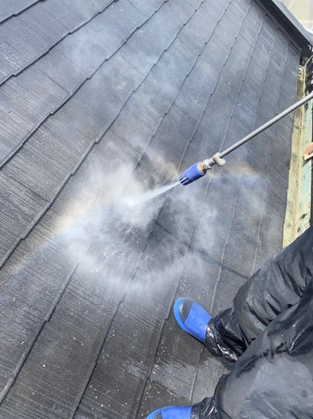 屋根は特殊なトルネードノズルを付けて洗浄します。脆弱な部分
を取り除き素地に近づけます。