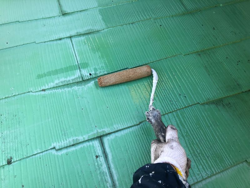 屋根の下塗りシーラーです。