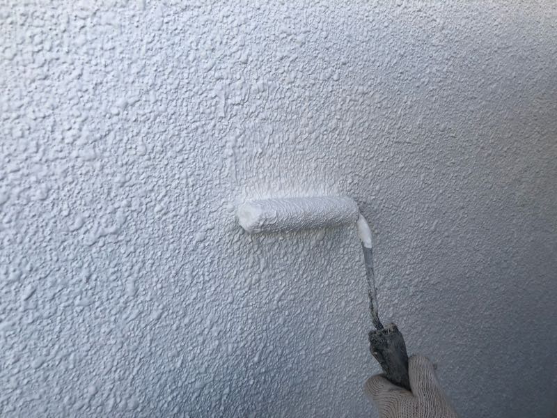 外壁をサーフェーサーで下塗りしています。