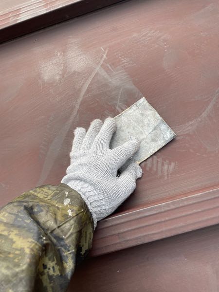 ペーパーを使い表面に微細な傷を付けています。傷を付けることにより、塗料の付着性が上がります。塗膜が長期にわたり剥がれてこないようにする下処理です。