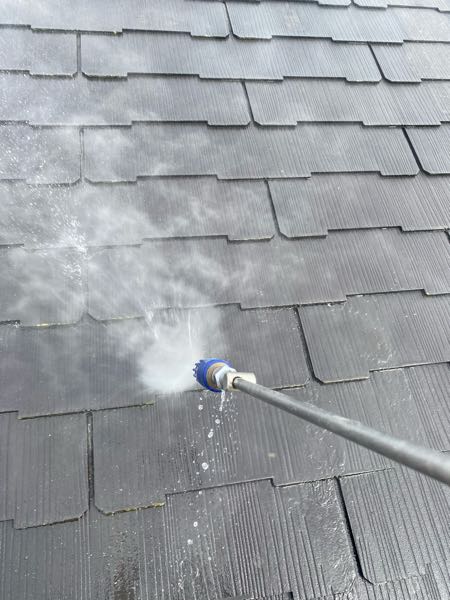屋根は強力なノズルを使いしっかりと洗い流します。