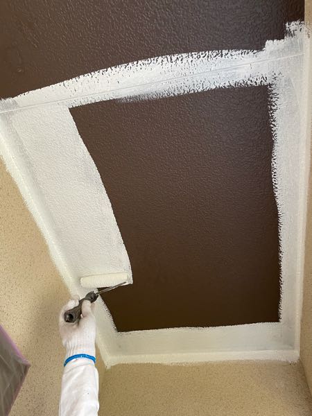 軒天井をシーラーで下塗りしています。