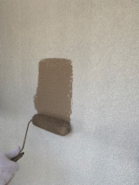 外壁の上塗り１回目（中塗り）をしています。