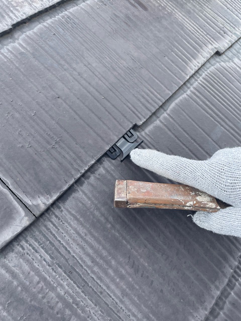 屋根塗装の際に屋根材の隙間を塗料がふさがないようにするための板状のスペーサーです。
「縁切り」と呼ばれる塗装の工程で必要となります。