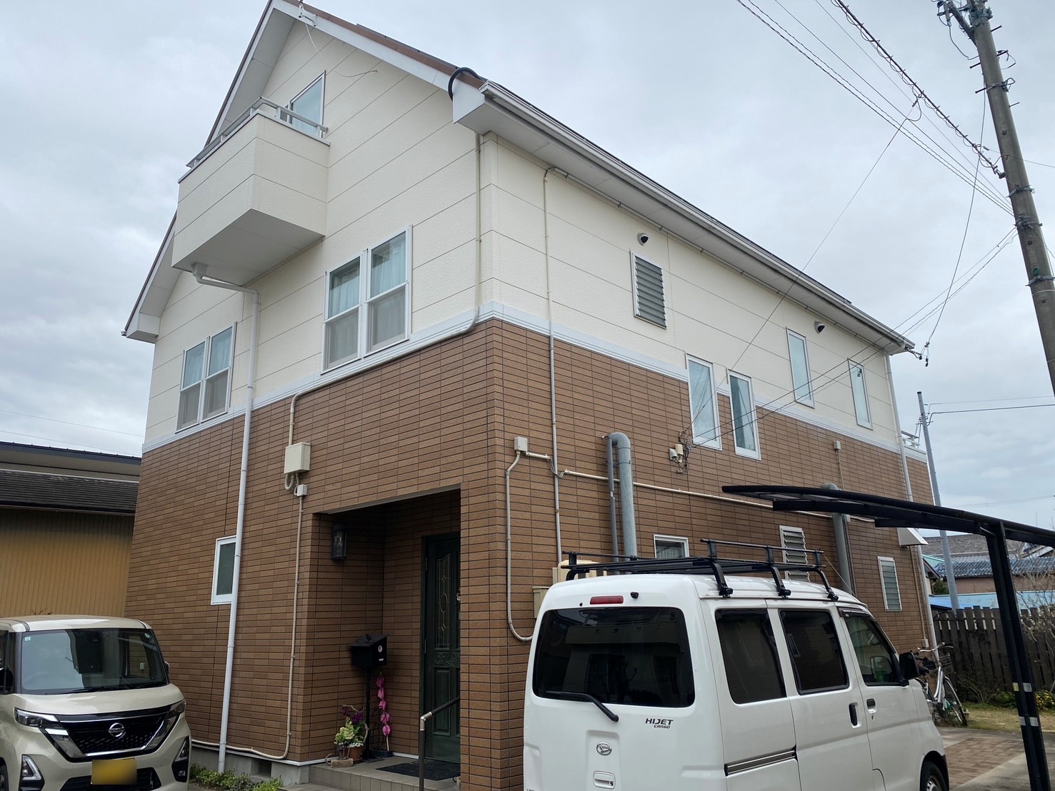【豊川市美和通】ホワイト×ベージュ×ブラウンでやさしい外観へ｜屋根・外壁塗装 K様邸