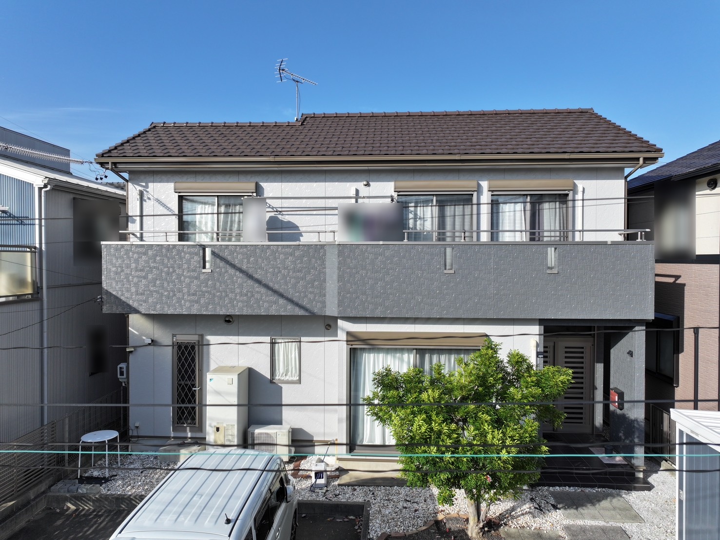 【豊川市川花町】ボンフロンで高耐久の外壁へ｜外壁塗替え事例【ホワイト/グレー系】