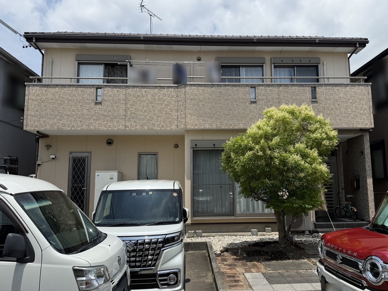 【豊川市川花町】ボンフロンで高耐久の外壁へ｜外壁塗替え事例【ホワイト/グレー系】