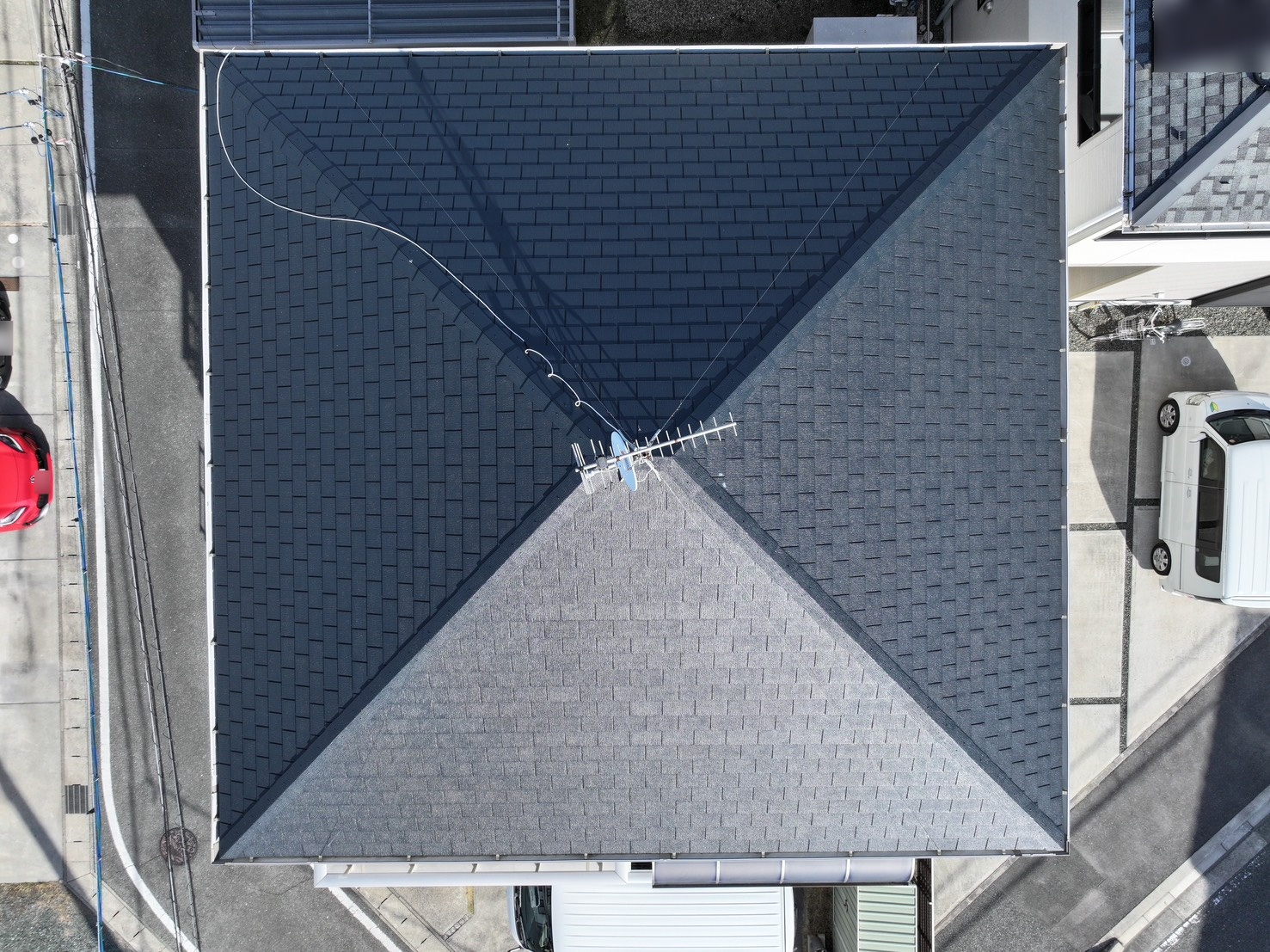 豊川市平尾町｜スレート屋根をブラックに塗替え！屋根塗装＋ベランダ防水修繕工事【サーラ住宅】