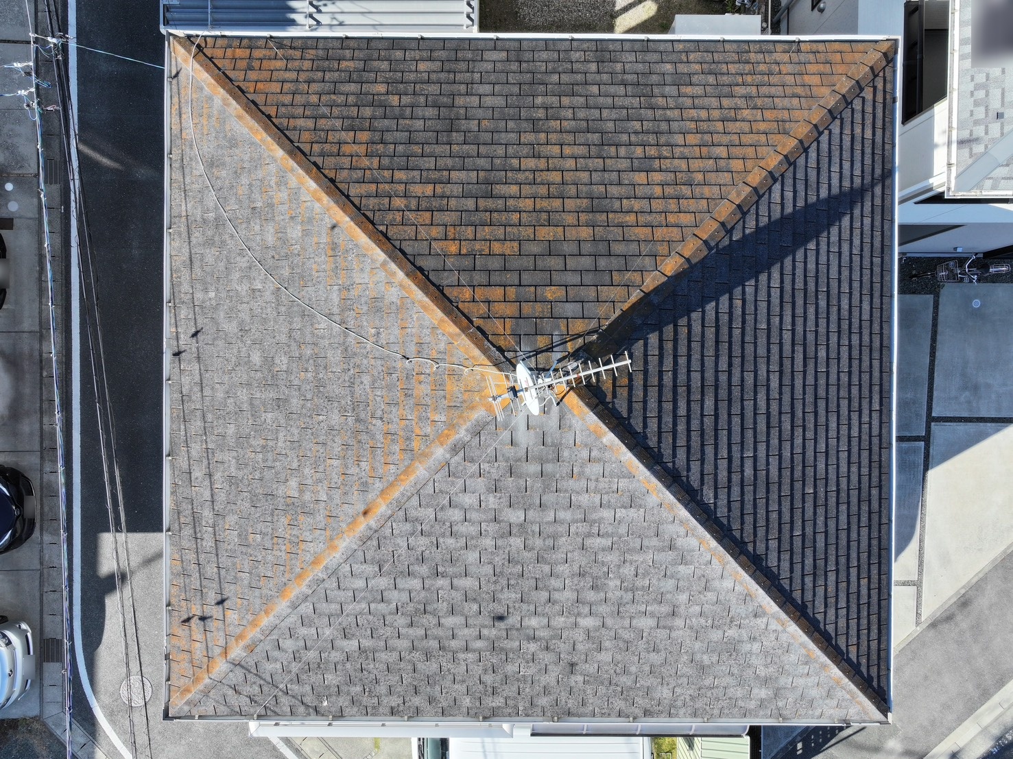 豊川市平尾町｜スレート屋根をブラックに塗替え！屋根塗装＋ベランダ防水修繕工事【サーラ住宅】