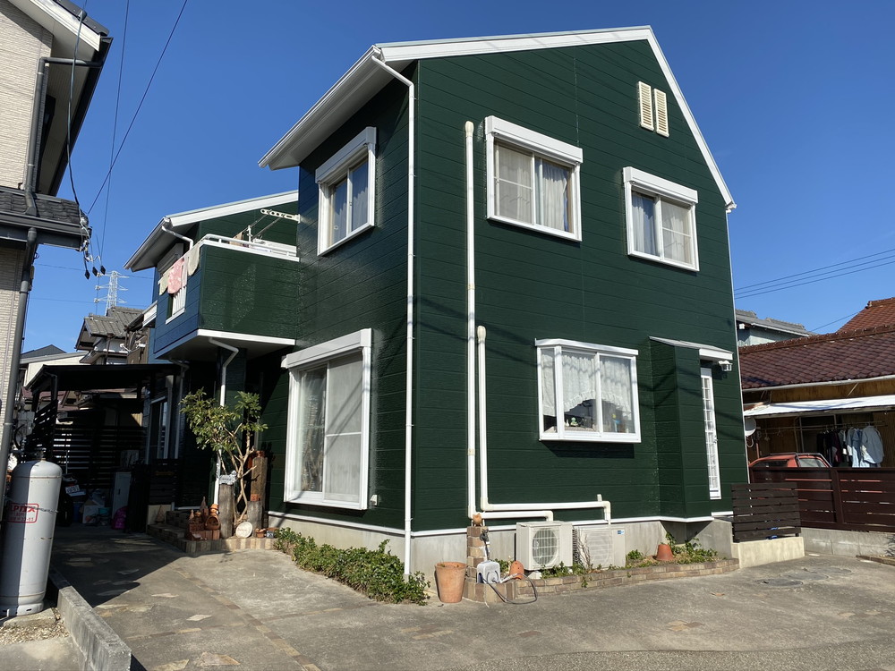 豊川市八幡町 ブルーからグリーンへ爽やかに塗替え！屋根は無機塗装で高耐久