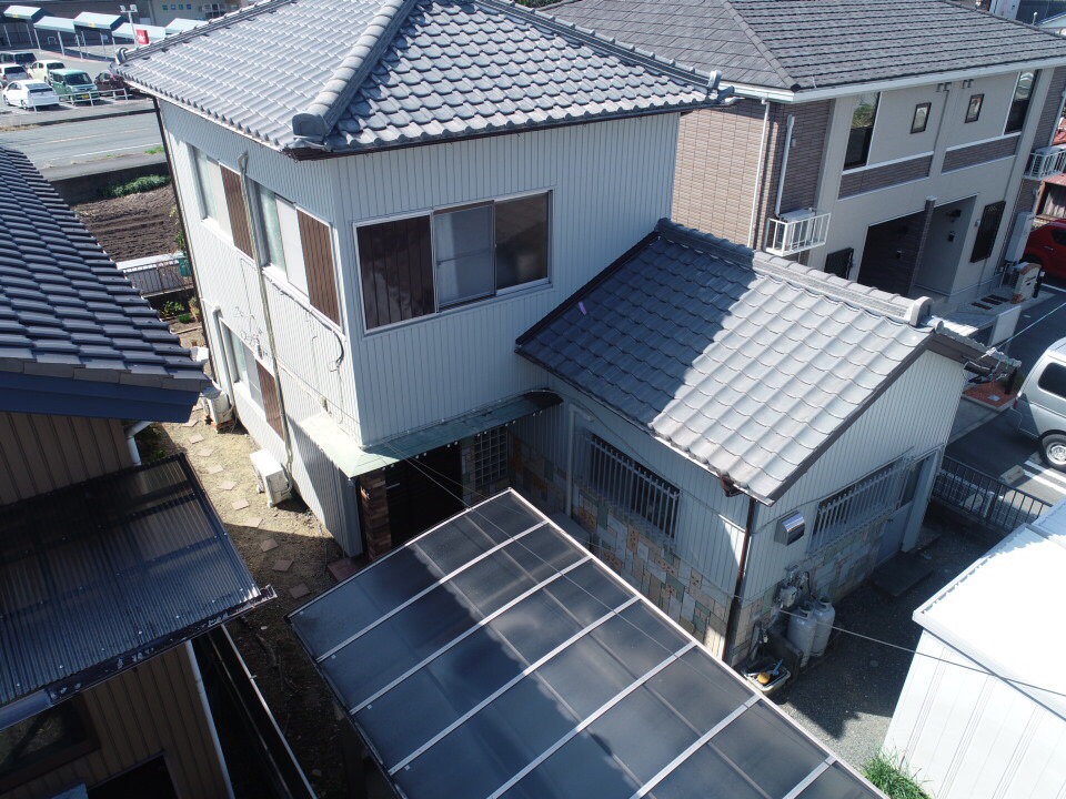 豊川市新豊町 劣化したモルタル外壁に角波板金カバー工法で改修いたしました