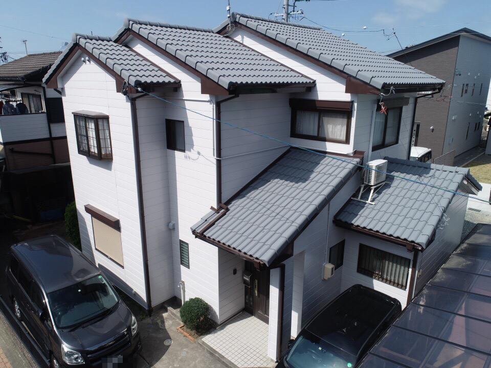 豊川市三蔵子町 屋根に断熱性能の高いガイナ！外壁はシリコン塗料仕上です