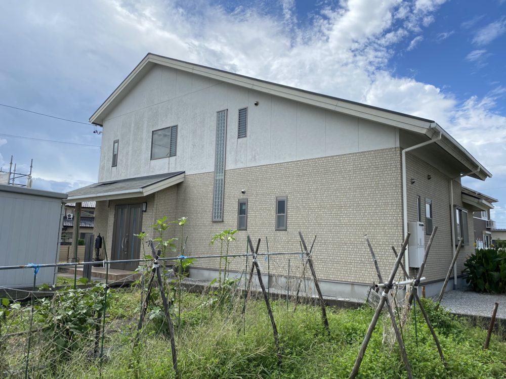豊川市桜町 外壁はシリコン塗料での塗替え、屋根は横暖ルーフで張替えました