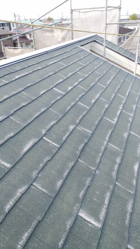 塗装できない屋根材なのでカバー工法にて対応いたします。
