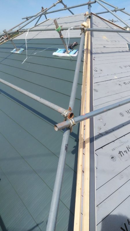 ガルバニウム鋼板製の屋根材を被していきます。
ニチハの横暖ルーフを使用。