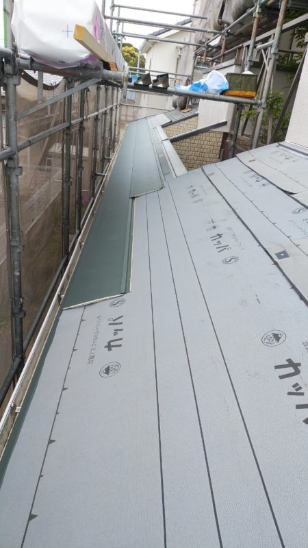 防水紙の次はガルバニウム鋼板屋根を被せていきます。