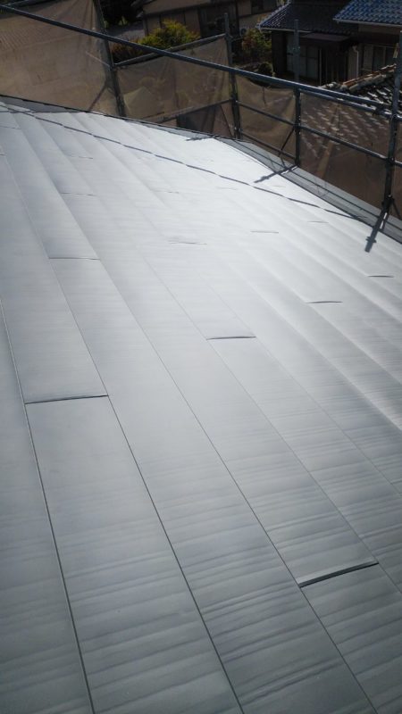 ガルバニウム鋼板屋根材によるカバー工法完成です。