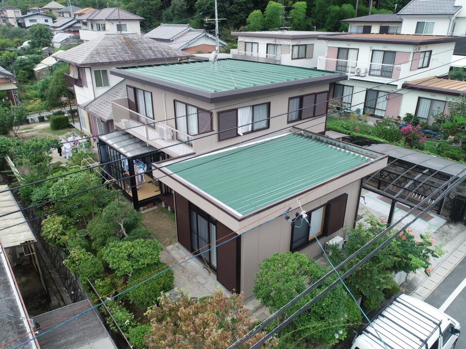 豊川市赤坂台 屋根のグリーンが廻りの景色と調和します。