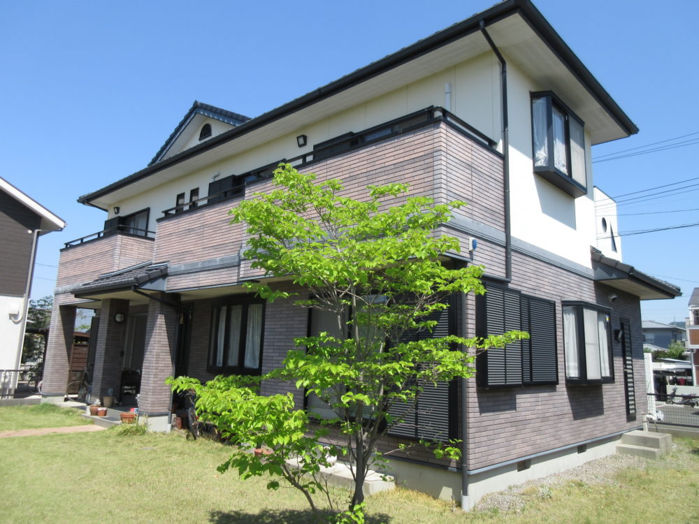豊川市市田町 温かみのある優しい色彩のお家になりました。幕板も交換で安心