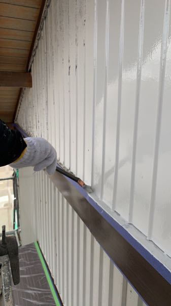 トタン外壁に錆止めを塗っています。
上塗り塗膜との密着を高め錆の進行を遅らせます。