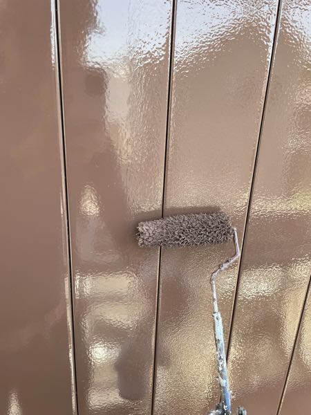雨戸の上塗り２回目（仕上げ塗り）をしています。