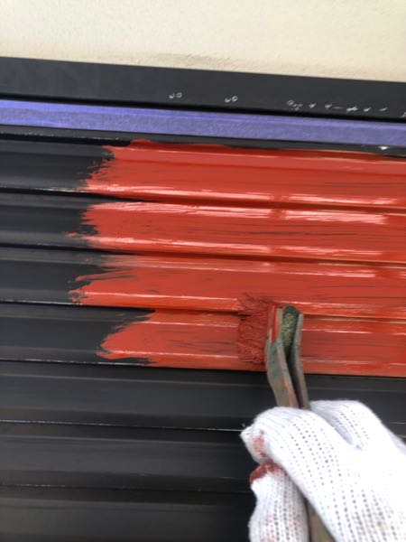 戸袋・雨戸に錆止めを塗っています。
上塗り塗膜との密着を高め、錆の発生を防ぎます。