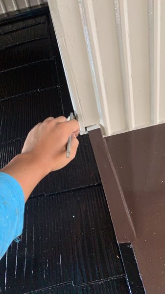 玄関庇の２回目塗装。仕上げ塗りです。