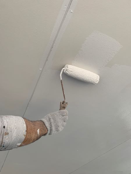 軒天井の１回目の塗装をしています。