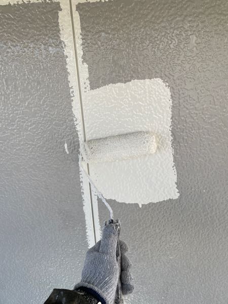 外壁の上塗り１回目（中塗り）をしています。