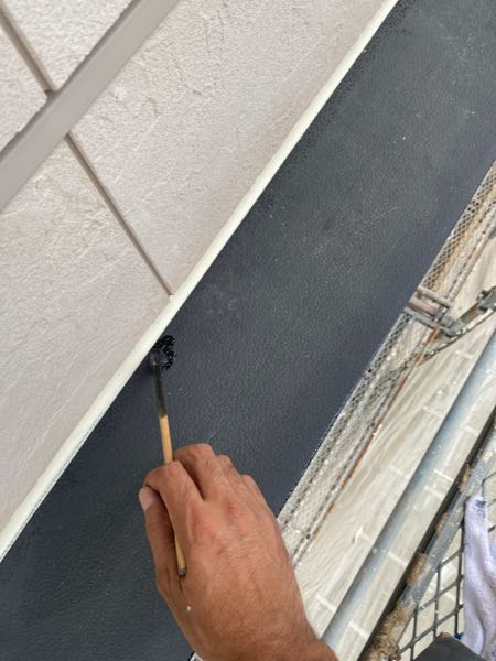 出窓天板の上塗り１回目（中塗り）をしています。