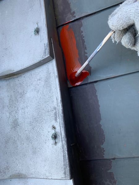 下屋根に錆止めを塗装します。