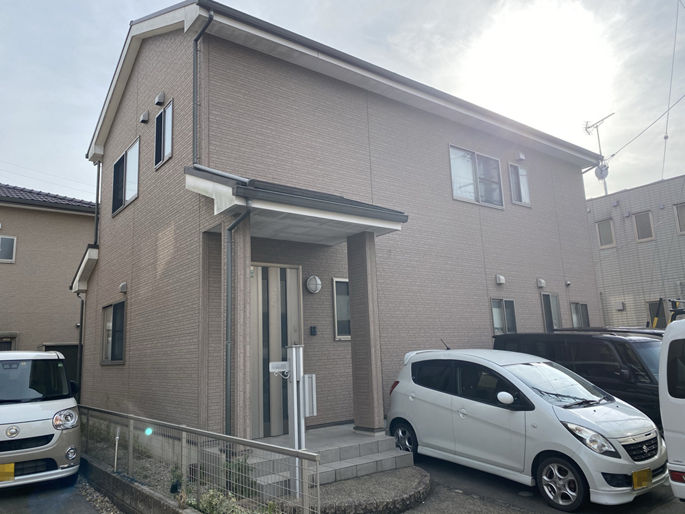 豊川市伊奈町 希少なブルー系の外壁事例♦屋根のグレーもいい案配です