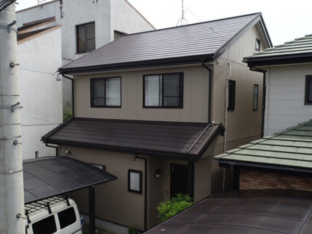 豊川市蔵子 塗装できない屋根はカバー工法でリフレッシュ！