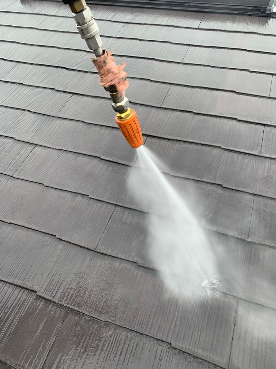 屋根は特殊なトルネードノズルを付けて洗浄します。脆弱な部分を取り除き素地に近づけます。