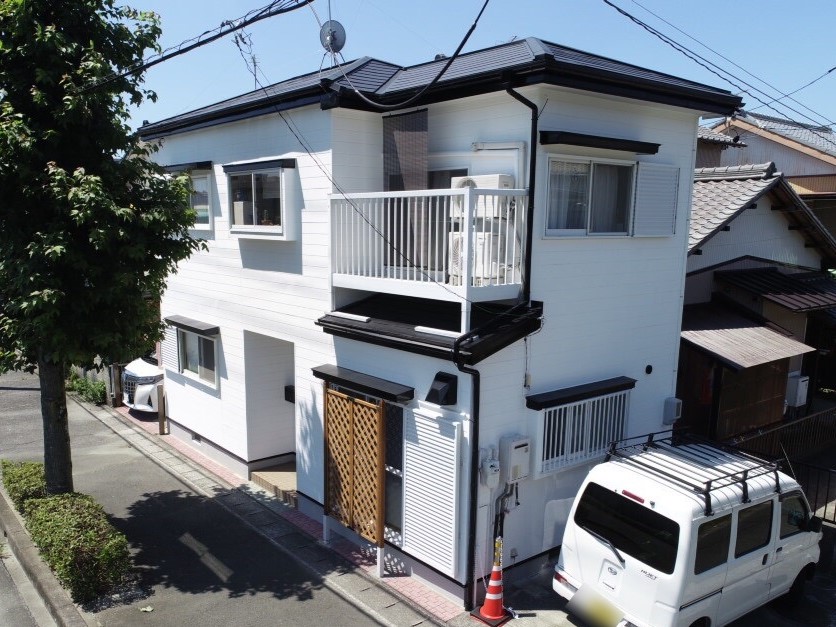 豊川市市田町 爽やかな白にイメージチェンジ！屋根はカバー工法で安心長持ち