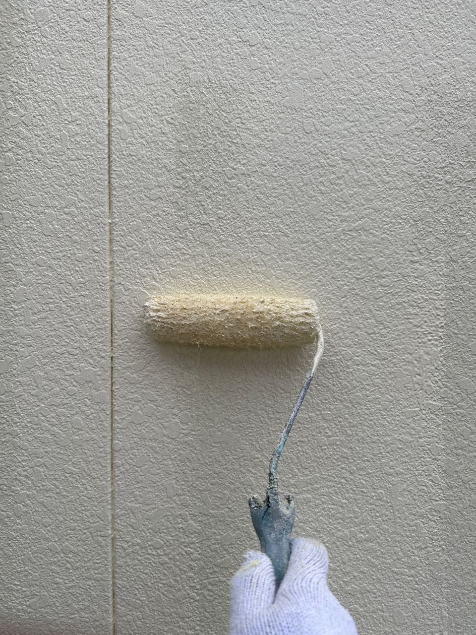 外壁の上塗り２回目（仕上げ塗り）をしています。外壁の塗装が仕上がりました。