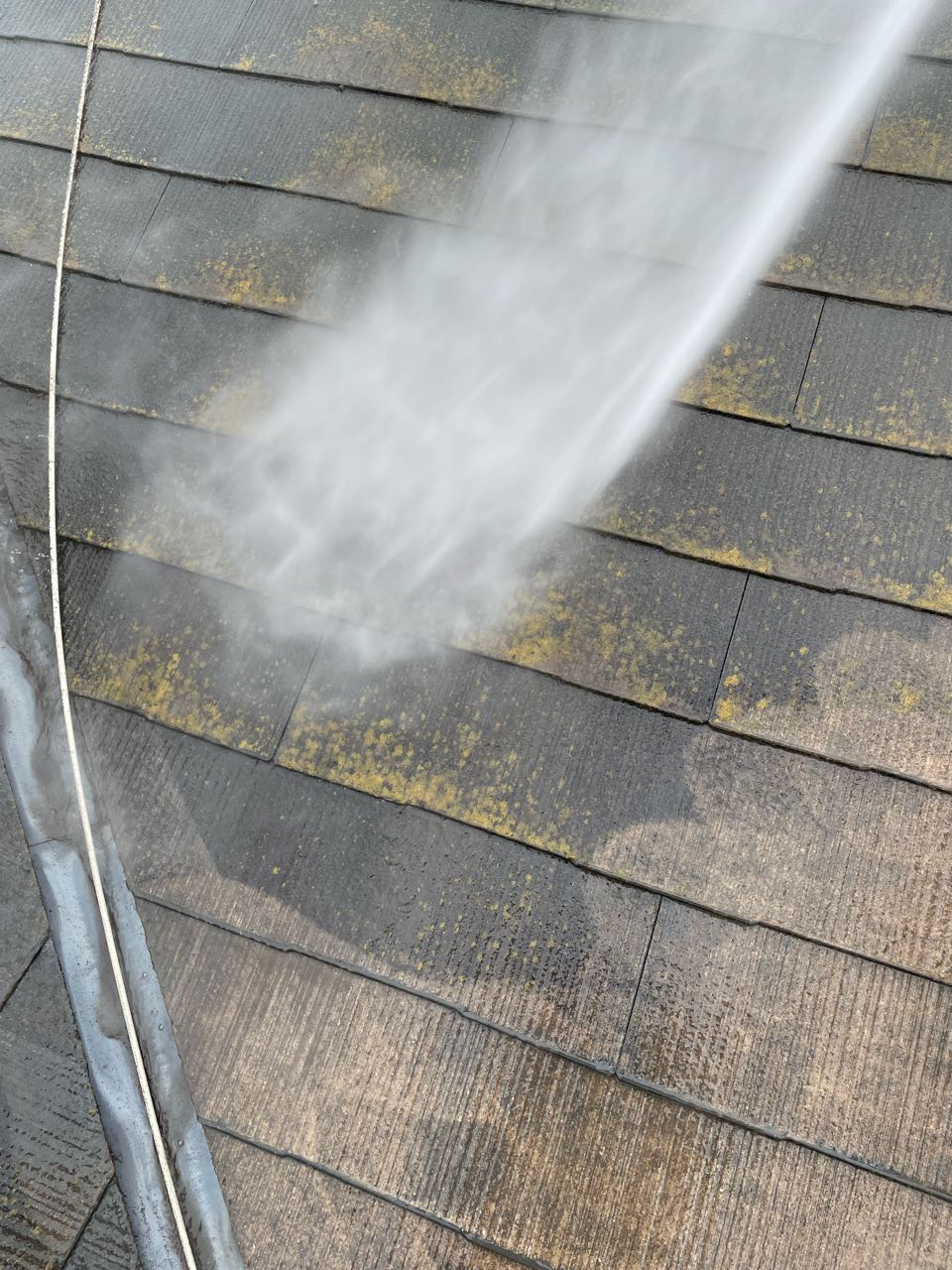 屋根は洗浄能力の高いトルネードノズルを付けて洗います。