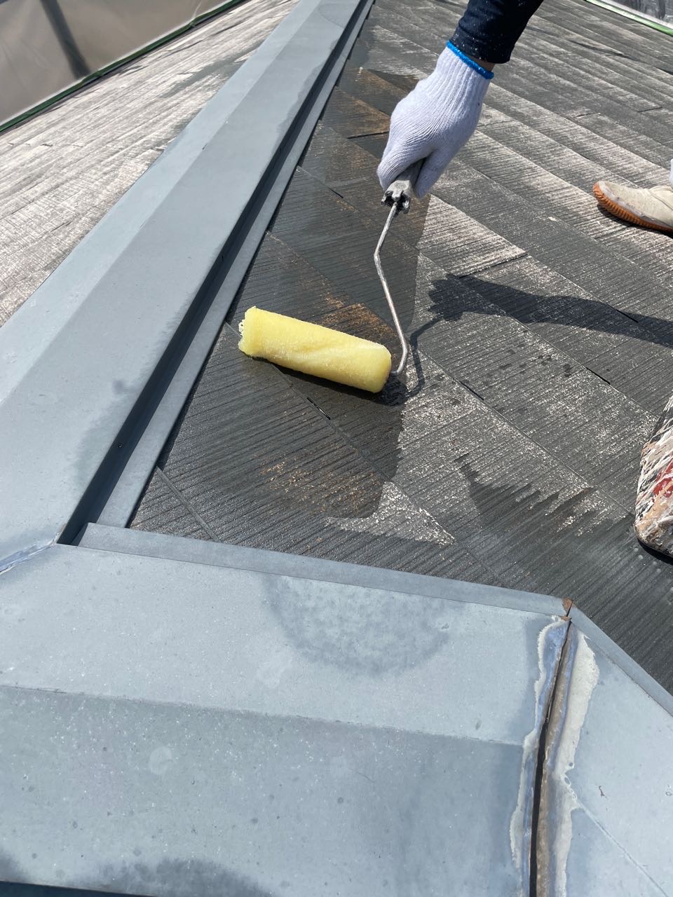 屋根の下塗り（シーラー）です。経年劣化で傷んだ屋根材の吸い込みを止めたり上塗りとの接着効果があります。濡れ色になるまでしっかり塗りこみます。