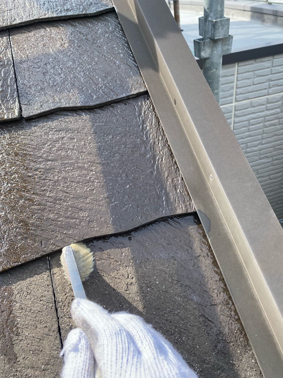 屋根の下塗り（シーラー）です。経年劣化で傷んだ屋根材の吸い込みを止めたり上塗りとの接着効果があります。濡れ色になるまでしっかり塗りこみます。