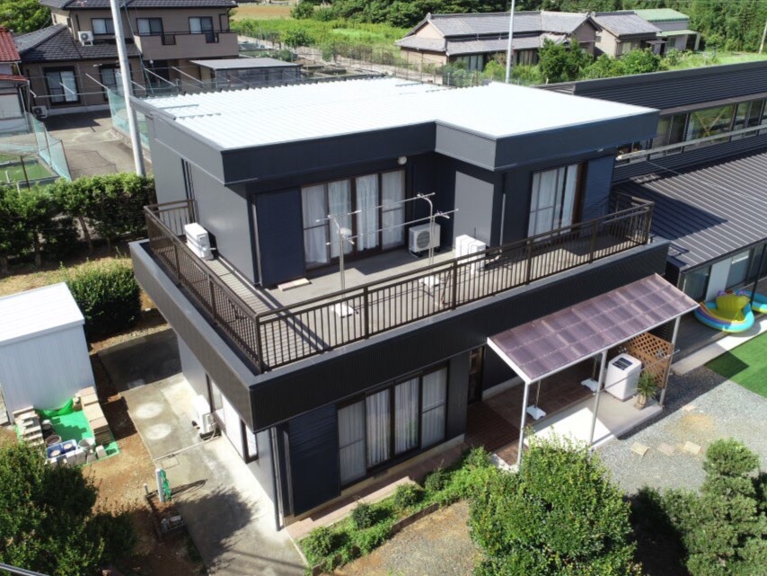 豊川市大木町 ダークグレーでイメージ一新★屋根は遮熱グレーで暑さを抑えます