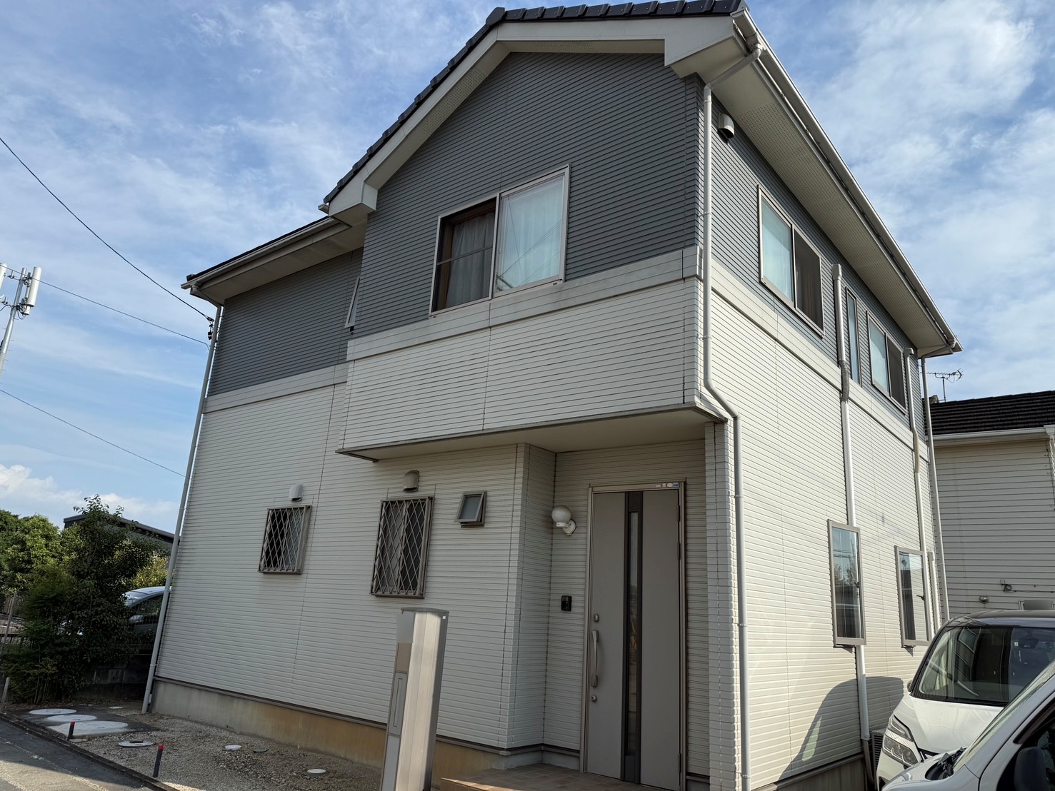 【豊川市八幡町】ガイナで断熱＆美観アップ｜ホワイト×グレー外壁塗装事例