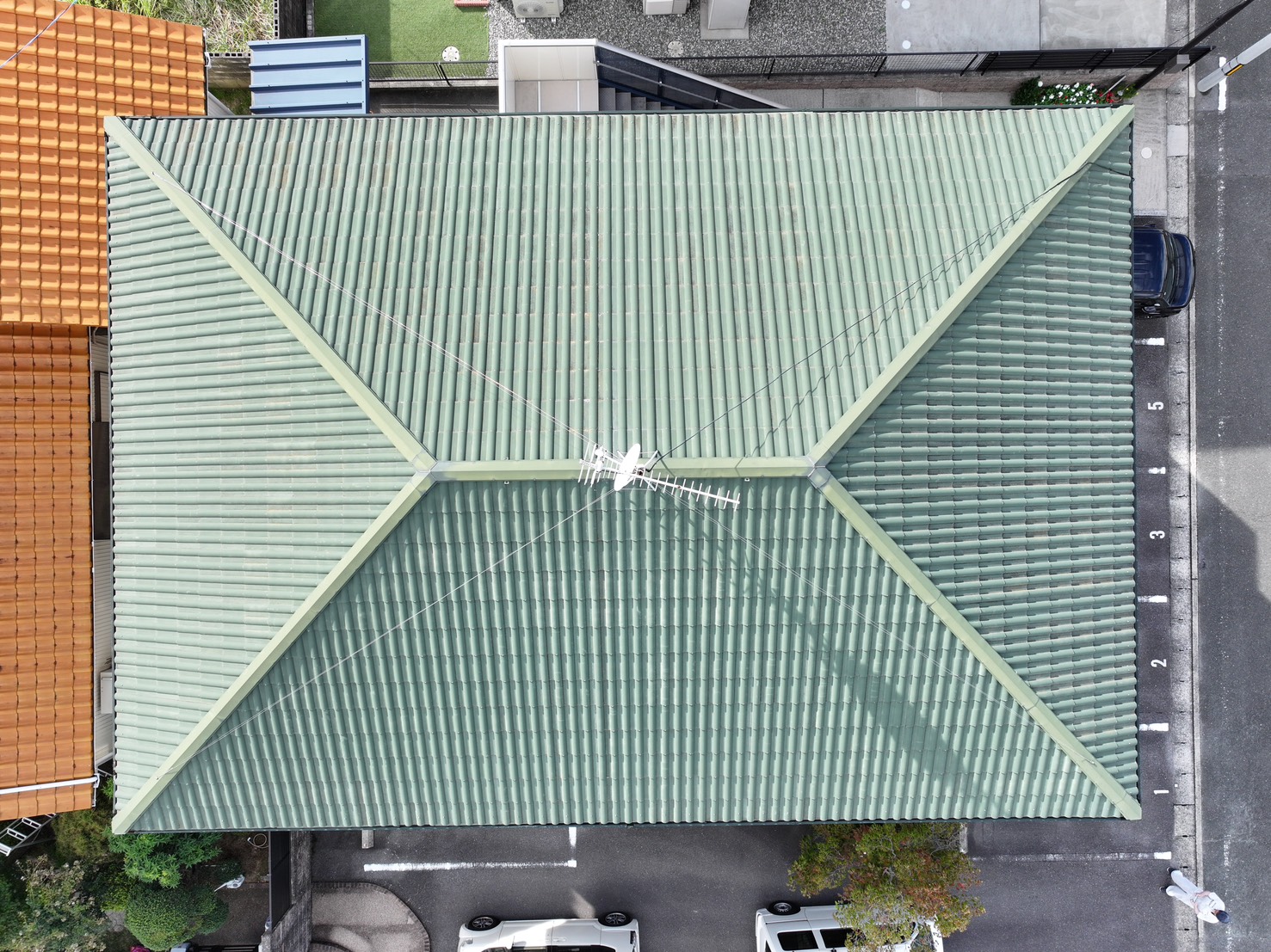 【豊川市代田町】ダークグリーン屋根で美観と耐久性アップ