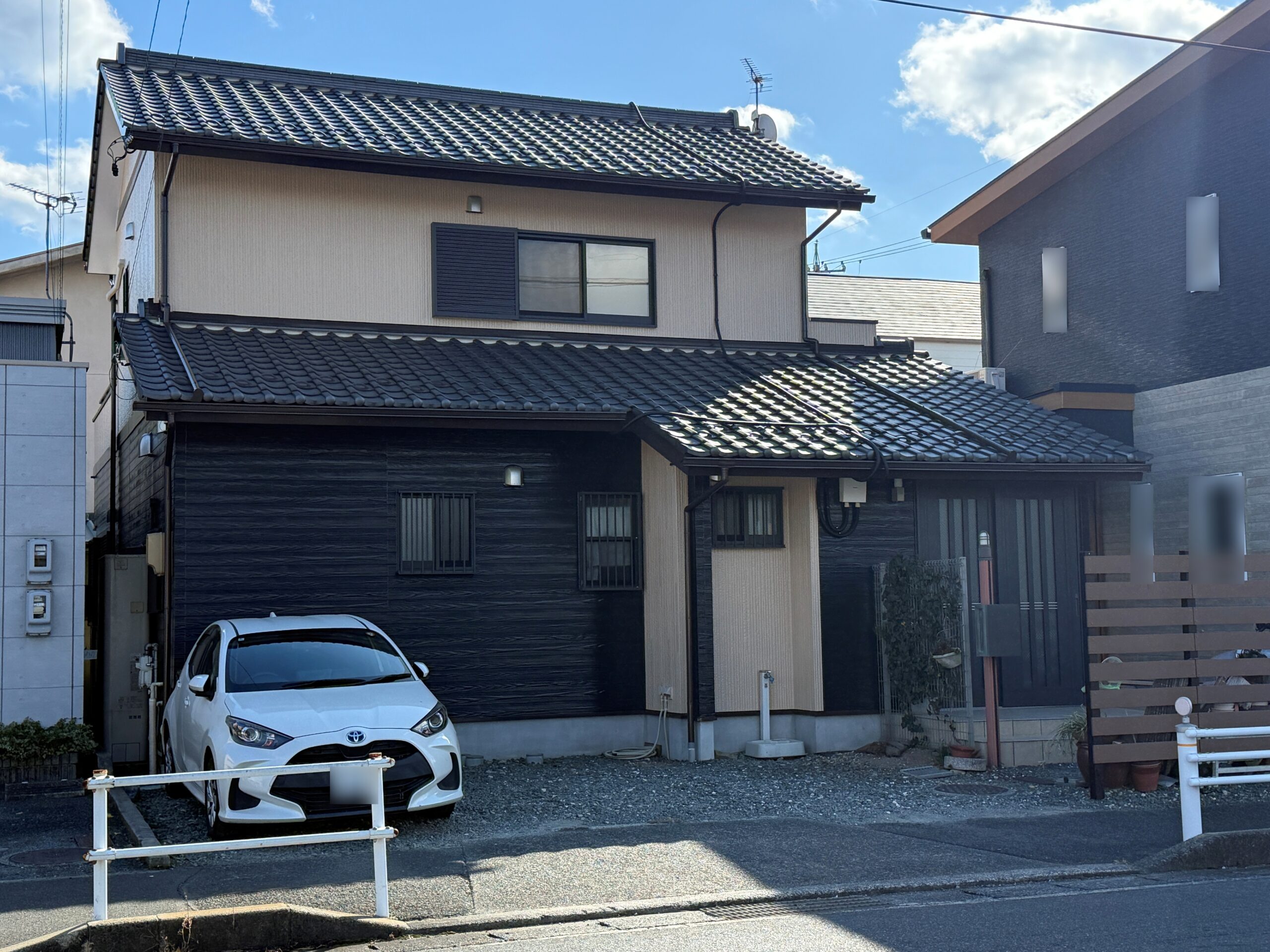 【豊川市南大通】配色で差がつく外壁塗装｜ミッドビスケット×チャコール施工例