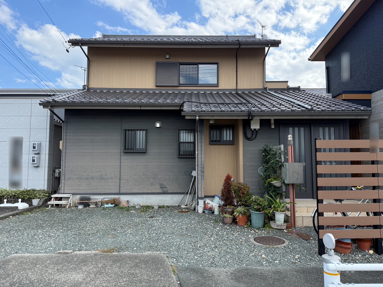 【豊川市南大通】配色で差がつく外壁塗装｜ミッドビスケット×チャコール施工例