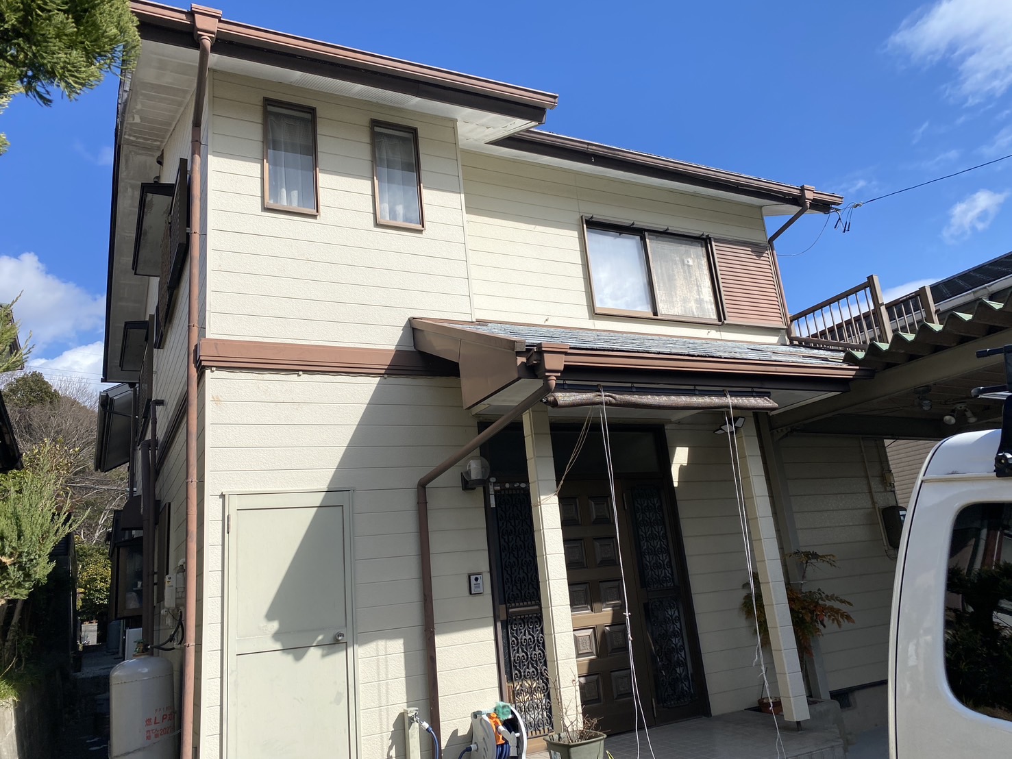 【豊川市御油町】外壁とガレージを同時に一新｜ガイナ塗装で清潔感アップ