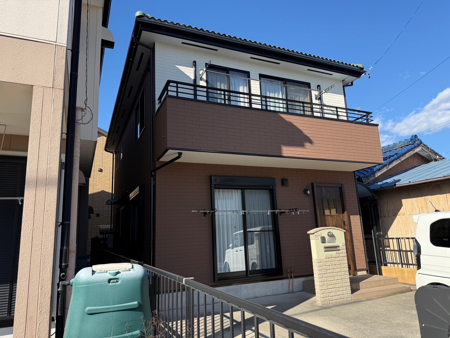 【豊川市古宿町】外壁塗装事例｜ガイナ採用で白×ブラウンの上品な外観に