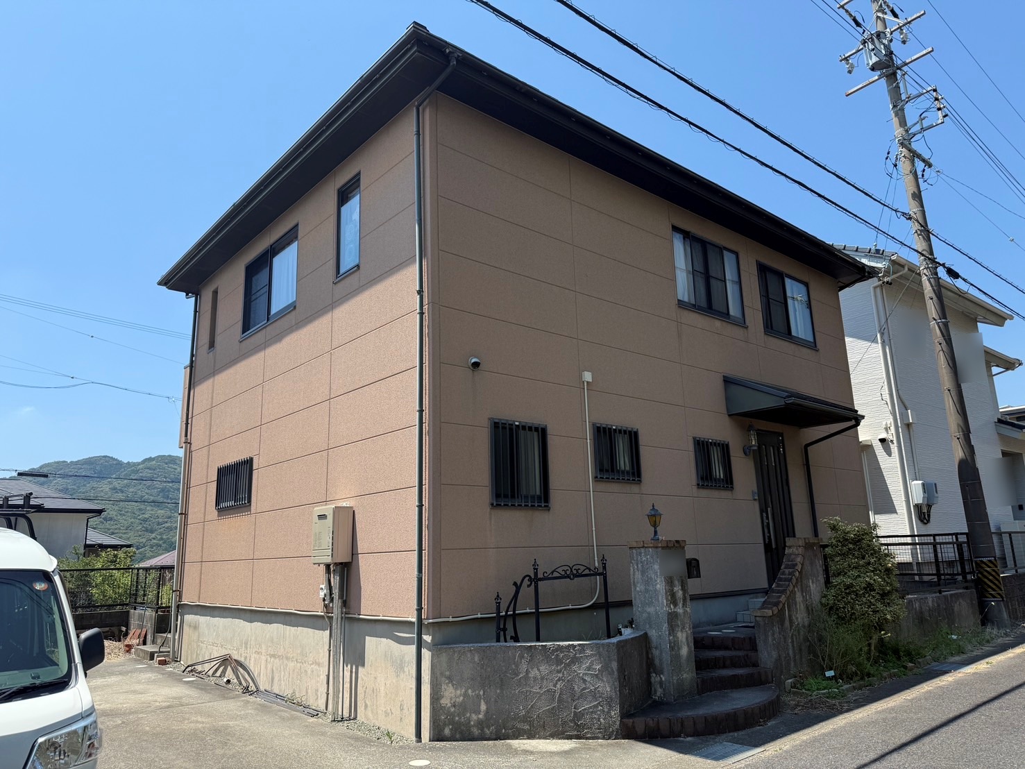 【豊川市長沢町】明るいオレンジ外壁で印象チェンジ｜屋根・外壁ガイナ塗装