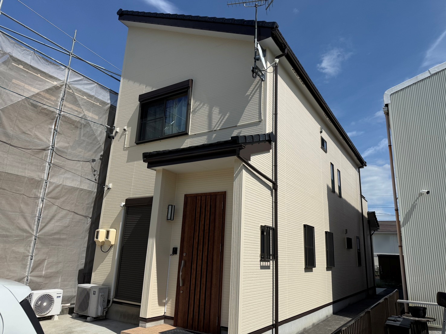 豊川市中条町|アイダ設計築13年の外壁塗装【ホワイト系】